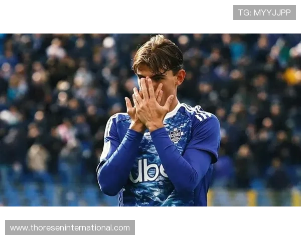 年轻球员持续提升，足坛新星备受关注，展现出色潜力。