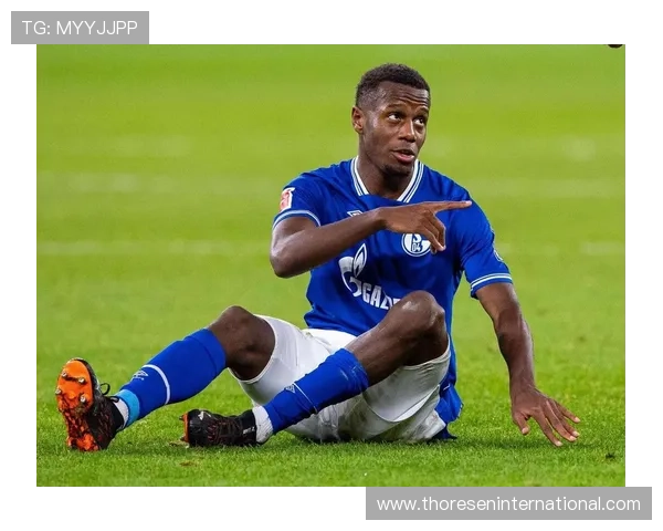 日本队队长吉田麻也近期表现稳健，持续提升后防稳定性