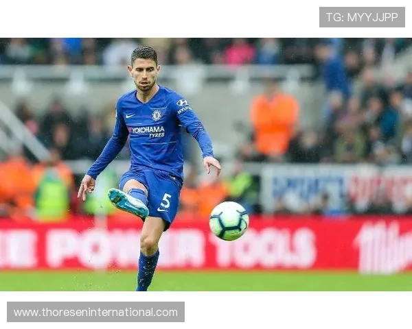 若日尼奥在切尔西时期表现稳健，中场调度与防守覆盖持续提升