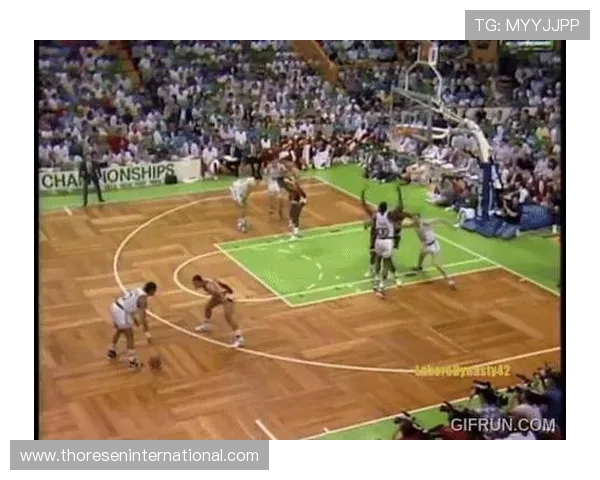 伯德无球跑动牵制防守，拉开空间主导绿军进攻体系