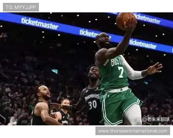 朱利叶斯·兰德尔篮下强打效率提升显著 拉开季后赛内线优势