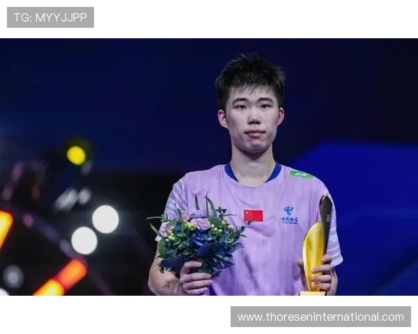 翁泓阳早上醒来还能笑着刷手机，晚上打完球直接掉头睡觉，谁受得了这日常反差？